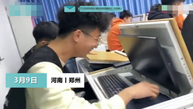高校突然换了新型课桌，男生打开桌面后，一阵惊呼瞬间逗笑网友！